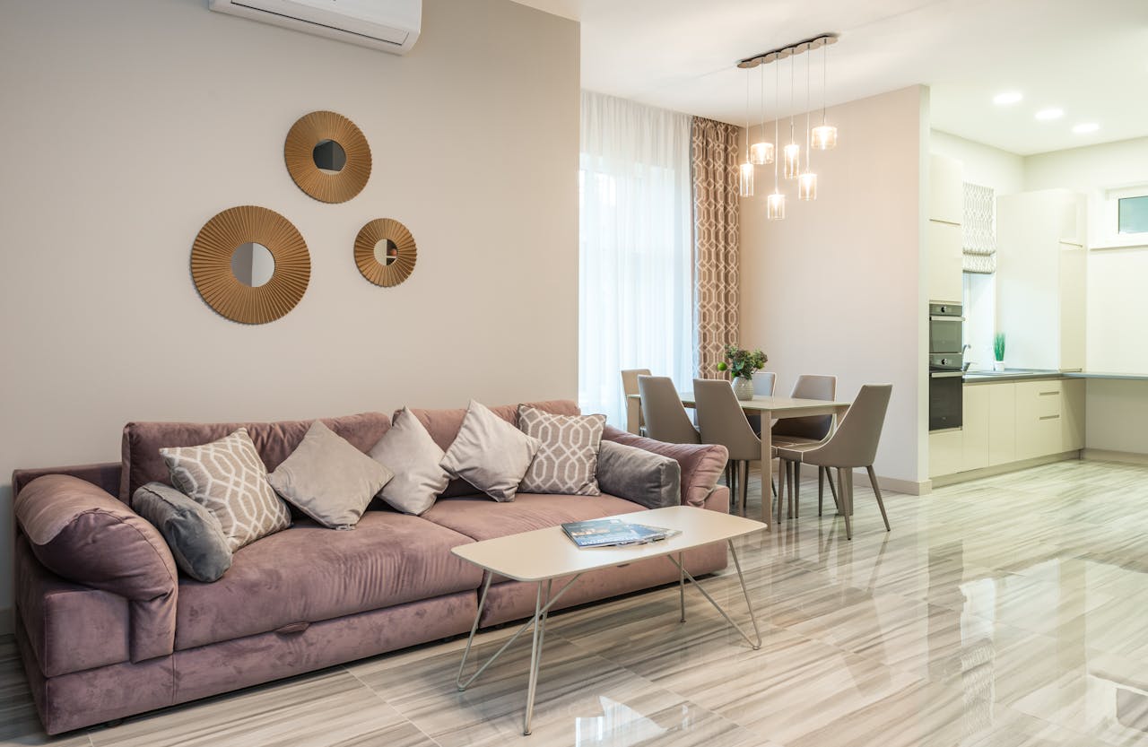 Guide pour sublimer votre salon moderne avec un canapé gris