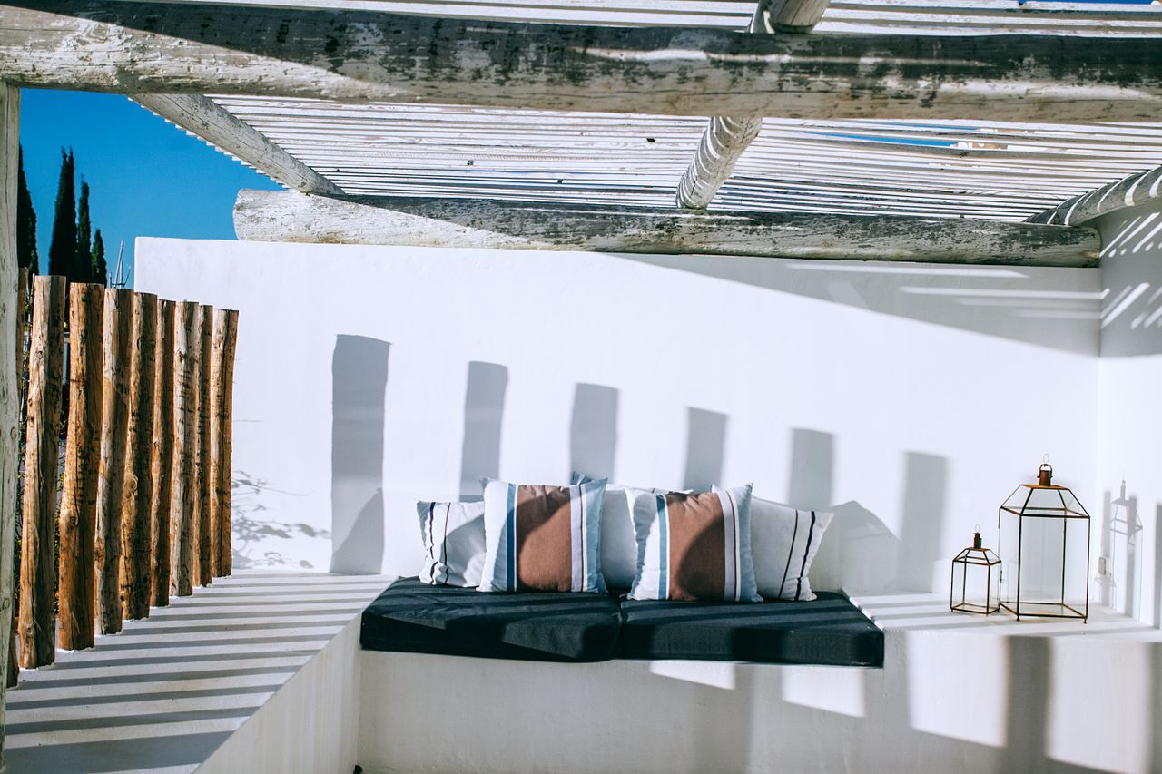 guide des meilleures protections et aménagements pour Couvrir une terrasse contre le soleil